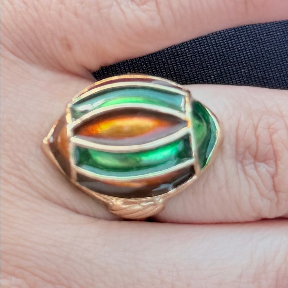 Elegant Green and Gold Women's Ring